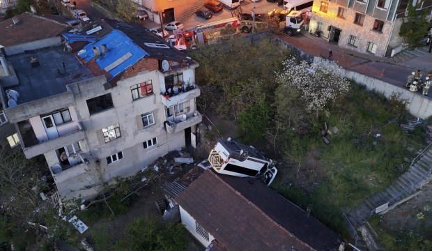 İstanbul'da feci kaza: Servis aracı, evin &ccedil;atısına d&uuml;şt&uuml;! 