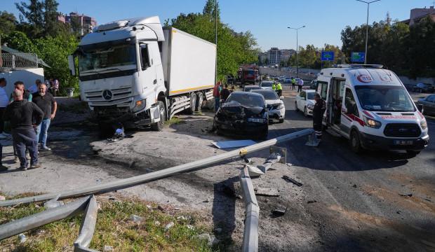 İzmir'de tır 9 araca &ccedil;arptı: Bir polis şehit d&uuml;şt&uuml;