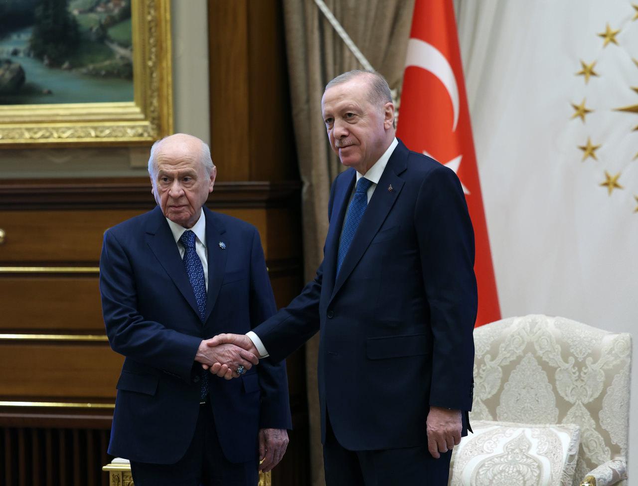 Cumhurbaşkanı Recep Tayyip Erdoğan, MHP Genel Başkanı Devlet Bahçeli'yi Cumhurbaşkanlığı Külliyesi'nde kabul etti.