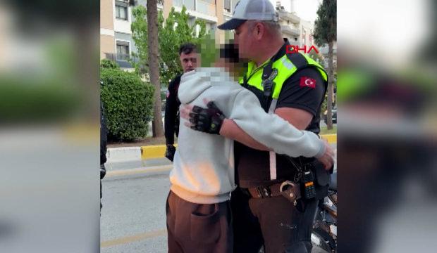 Ka&ccedil;an motosiklet s&uuml;r&uuml;c&uuml;s&uuml;, kazadan sonra polise sarılıp ağladı