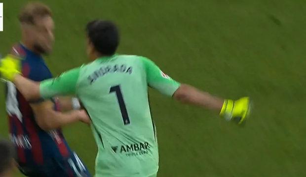 Kaleci kırmızı kart g&ouml;rd&uuml;! Rakibine yumruk attı