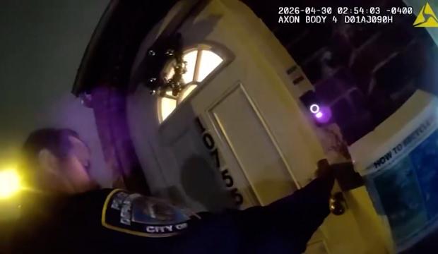Kapıyı a&ccedil;tıkları anda cehennemi yaşadılar: Polislerin m&uuml;dahale ettiği ev havaya u&ccedil;tu