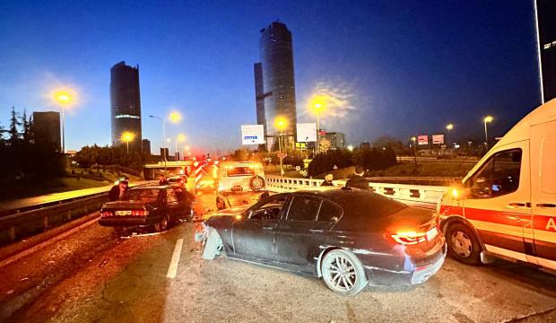 Maltepe'de d&ouml;rt ara&ccedil; birbirine girdi: Kaza anı kamerada