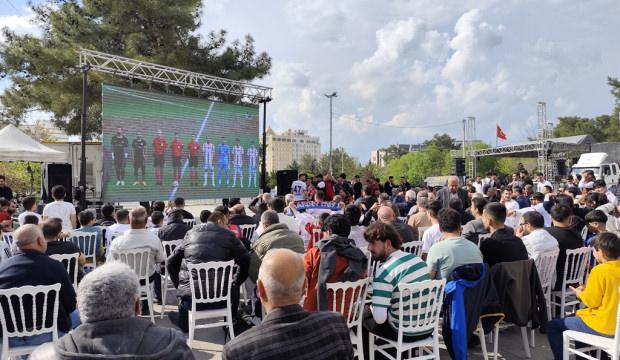 Mardin taraftarları play-off ma&ccedil;ını dev ekranda takip etti!