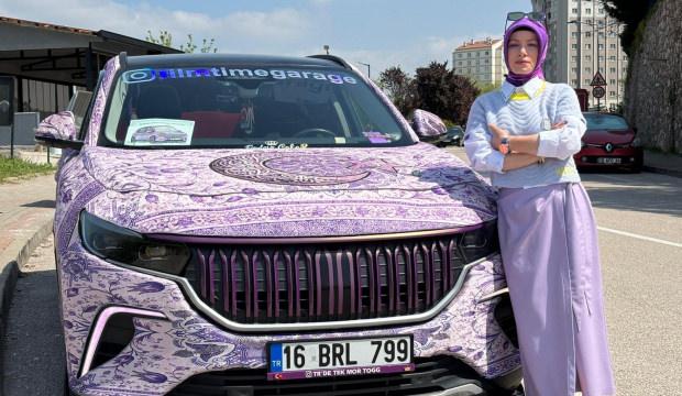 Mor tutkunu kadın Togg aracını ultraviyole ışıkta parlayan halıyla kaplattı