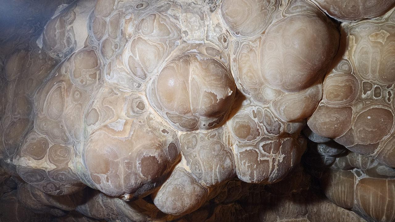 Ballıca Mağarası'na ismini veren bal kayaları.