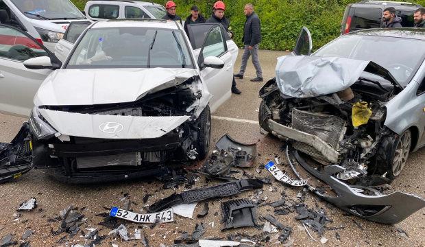 Ordu'da otomobiller &ccedil;arpıştı: 3 yaralı