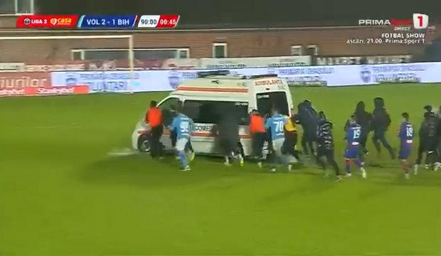 Romanya'da sahada ilerleyemeyen ambulansı futbolcular itekledi!