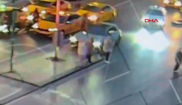 Şişli&rsquo;deki trafik kazasında &uuml;zerine trafik ışığı devrilen turist hayatını kaybetti 