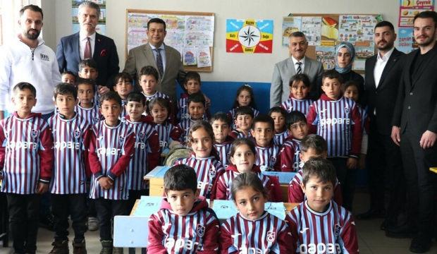 Trabzonspor'dan &ouml;rnek davranış! Savcı istedi, k&ouml;y okulu bordo-mavi forma ile doldu