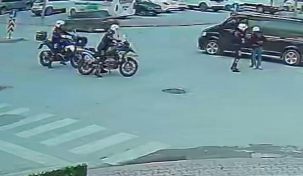Trafikte polislerden hayat kurtaran m&uuml;dahale: Saniyelerle yarıştılar