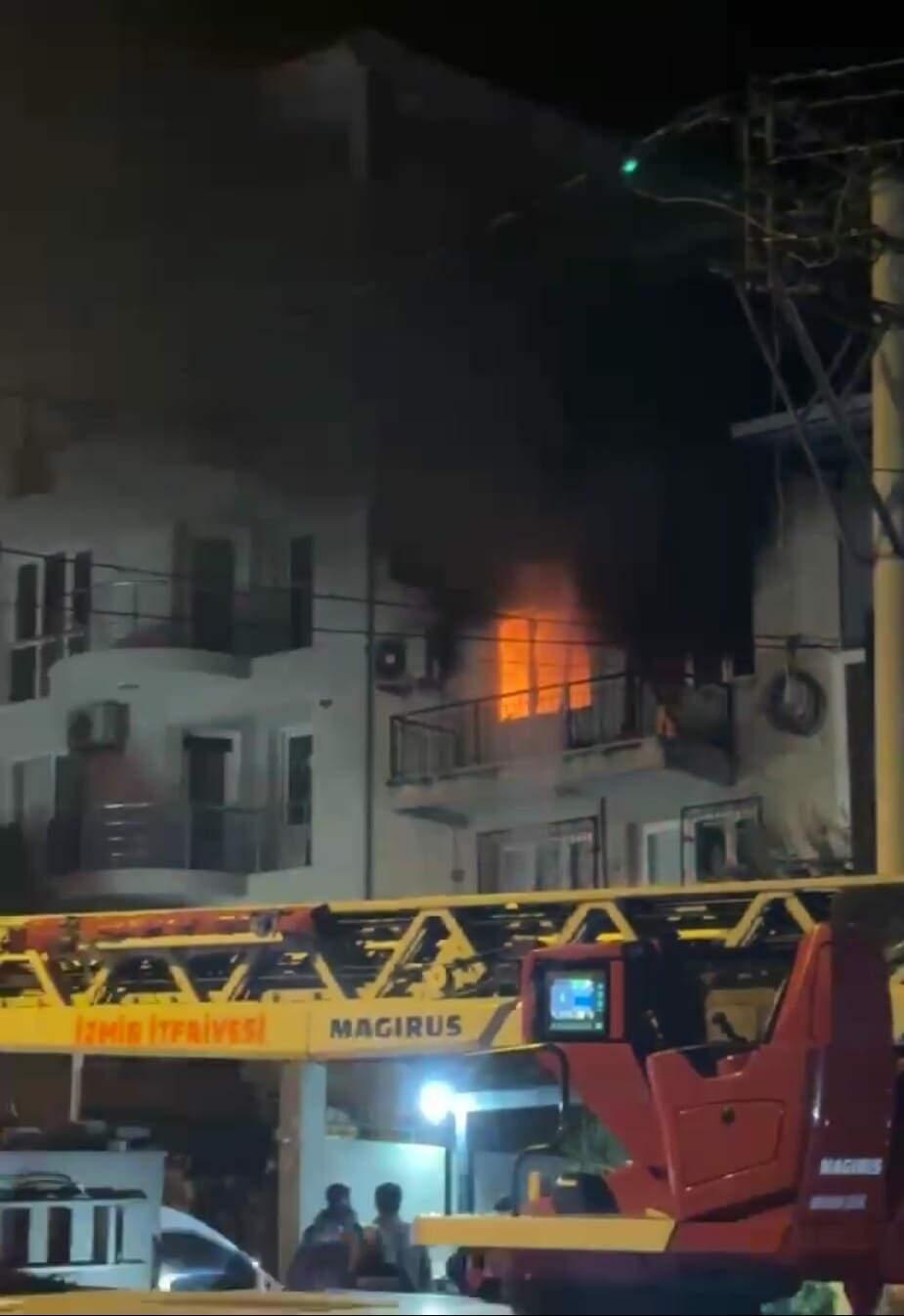 İzmir’de evde çıkan yangında baba öldü, oğlu entübe edildi.