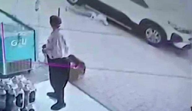 Vatandaş son anda yetişti! Arabanın altına giren &ccedil;ocuk &ouml;l&uuml;mden kıl payı kurtuldu