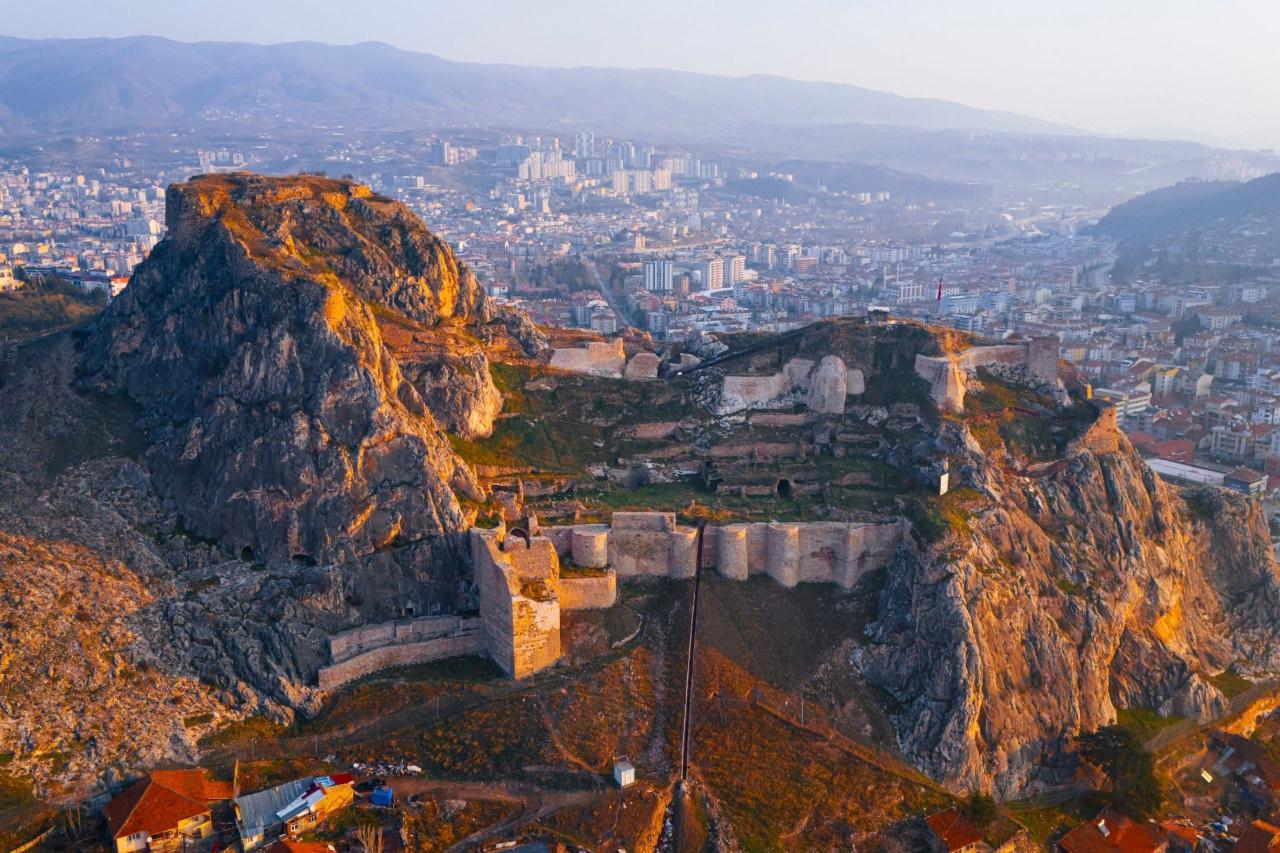 Tokat Kalesi ve şehir manzarası.