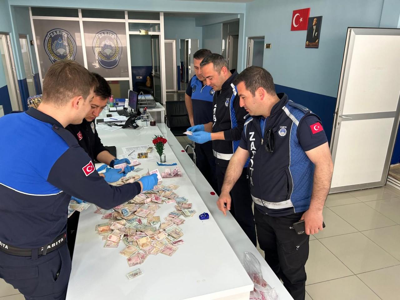 Bilecik Belediyesi Zabıta Müdürlüğü ekipleri, Yunus G.'nin üzerinden çıkan 32 bin TL'yi sayarken şaşkına döndü