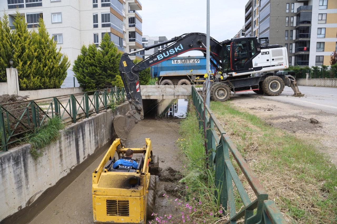 Bölgede temizlik çalışması devam ediyor. 