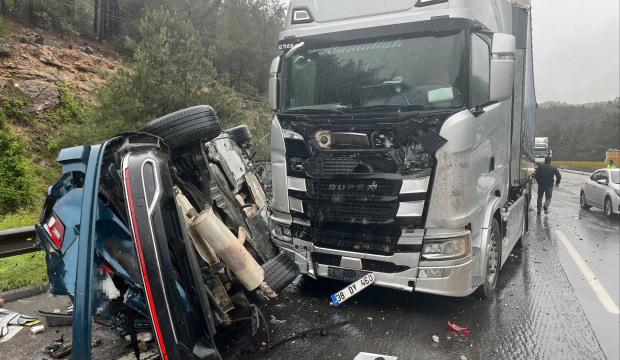 3 ara&ccedil;lık zincirleme kaza: Otomobil un ufak oldu! 1 &ouml;l&uuml;, 5 yaralı!