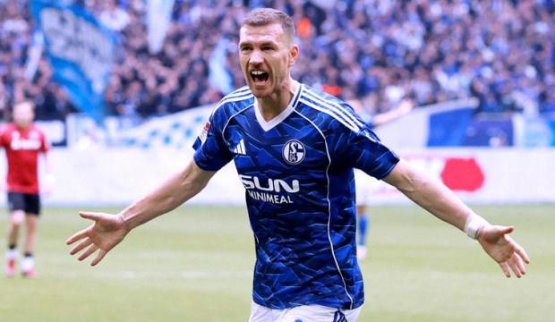 40 yaşındaki Dzeko yeniden imzayı atıyor! 'Futbol benim hayatım'