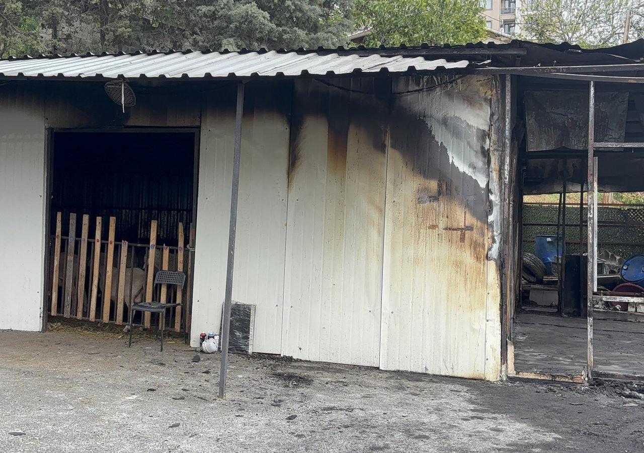 Kurban satış yeri küle döndü.