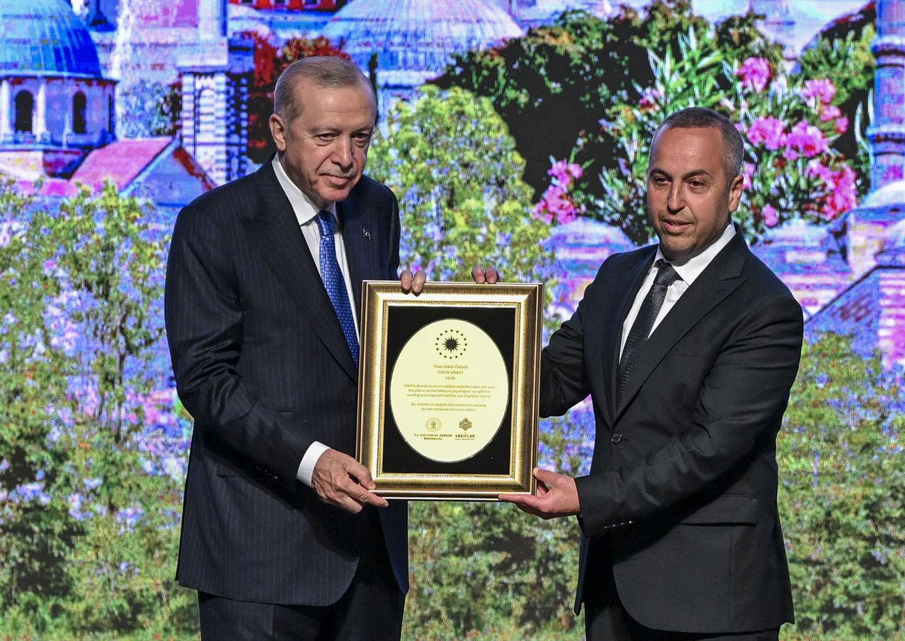 Cumhurbaşkanı Erdoğan, yılın vakfı ödülüne layık görülen Eren Vakfı Başkanı Emir Emrullah Eren'e (sağda) plaket takdim etti.