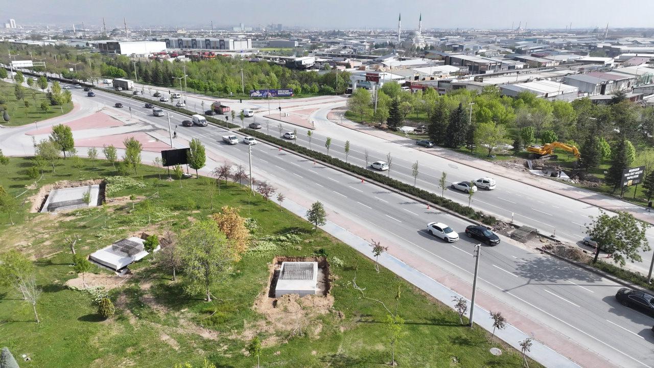 Adana Çevre Yolu üzerinde bulunan Marangozlar Sanayi girişinde üst geçit yaptırılıyor.