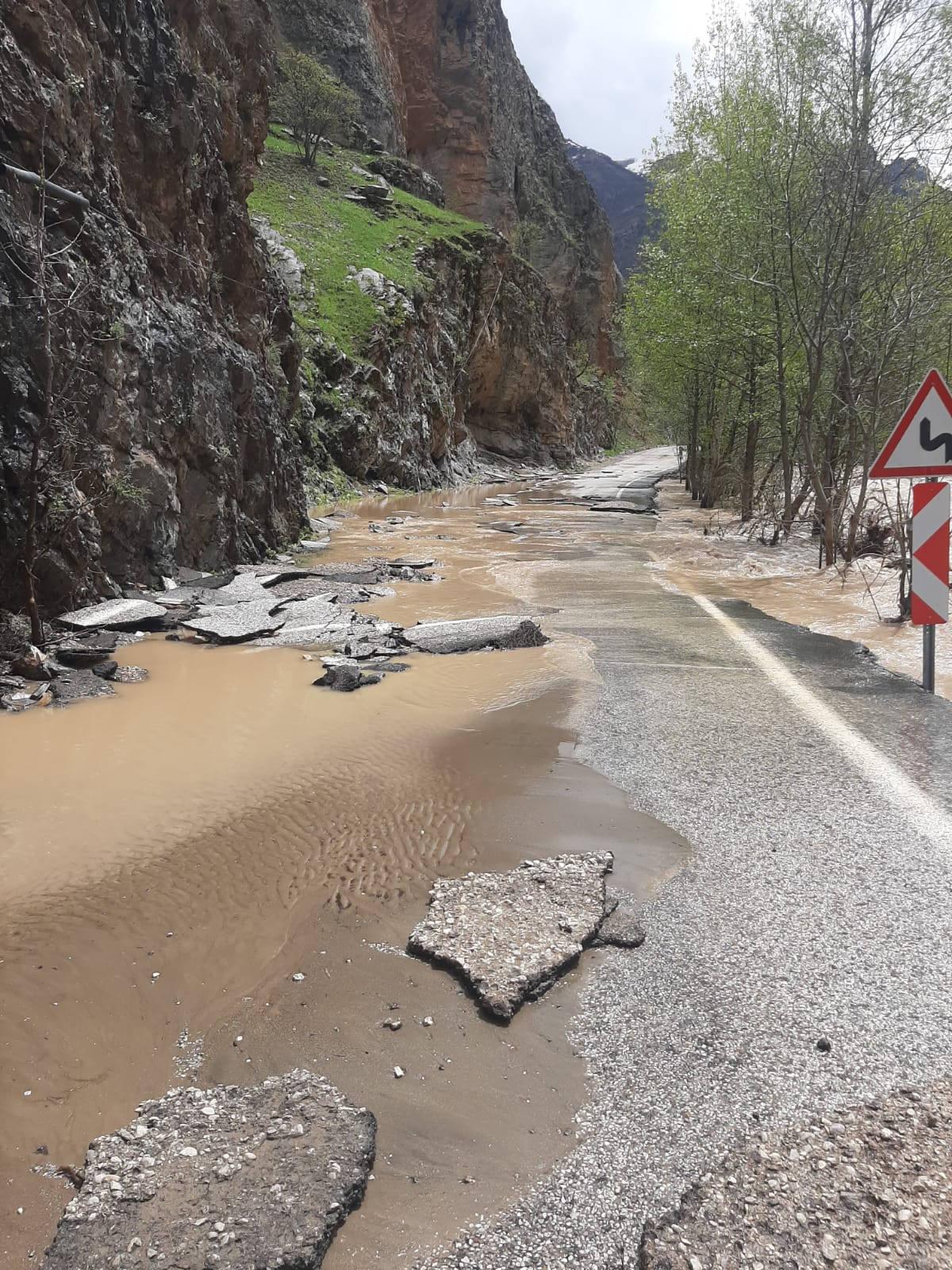 Tunceli'de Munzur Çayı’nın taşması sonucu Tunceli-Ovacık kara yolu ulaşıma kapatıldı.