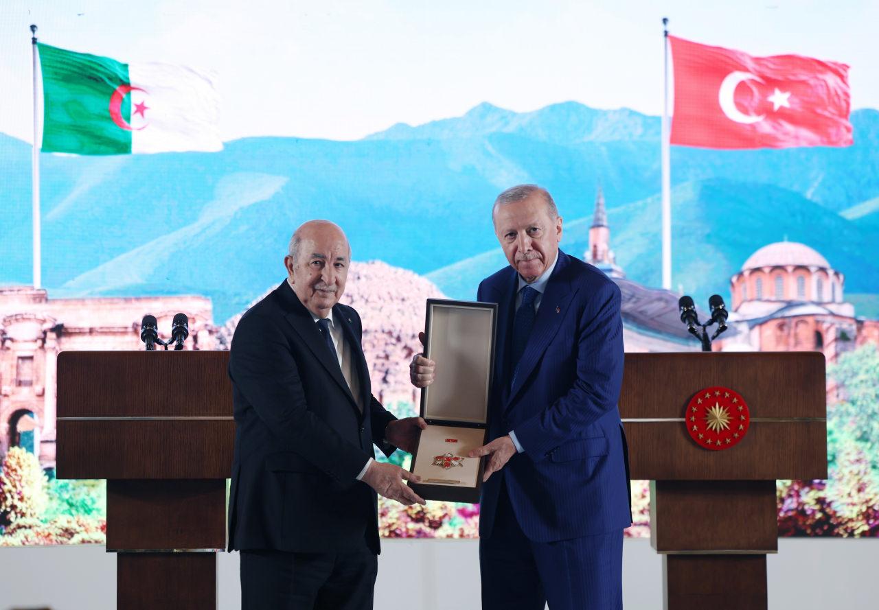 Cumhurbaşkanı Erdoğan tarafından Cezayir Cumhurbaşkanı Tebbun'a Devlet Nişanı tevcih edildi.