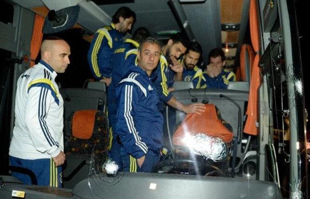 4 Nisan 2015'te Fenerbahçe takım otobüsü kurşunlandıktan sonra çekilen bir görsel