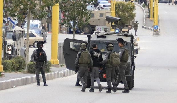 Batı Şeria&rsquo;da şafak baskınları: Aynı aileden 5 g&ouml;zaltı!