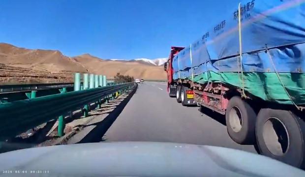 Beklenmedik bir anda &ouml;n&uuml;ne kırdı: Meğer tırcının niyeti başkaymış
