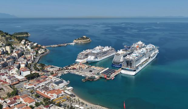 Kuşadası limanında kruvaziyer hareketliliği: 10 bin 800 turist ayak bastı