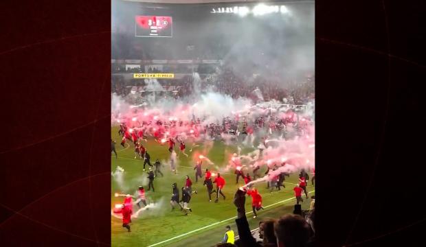 &Ccedil;ekya'da tarihi derbi eşi benzeri g&ouml;r&uuml;lmemiş olaylar nedeniyle yarıda kaldı