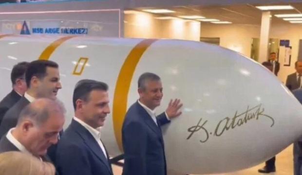 CHP Lideri &Ouml;zel&rsquo;den SAHA Expo 2026&rsquo;ya ziyaret! Yıldırımhan'ın &ouml;n&uuml;nde poz verdi