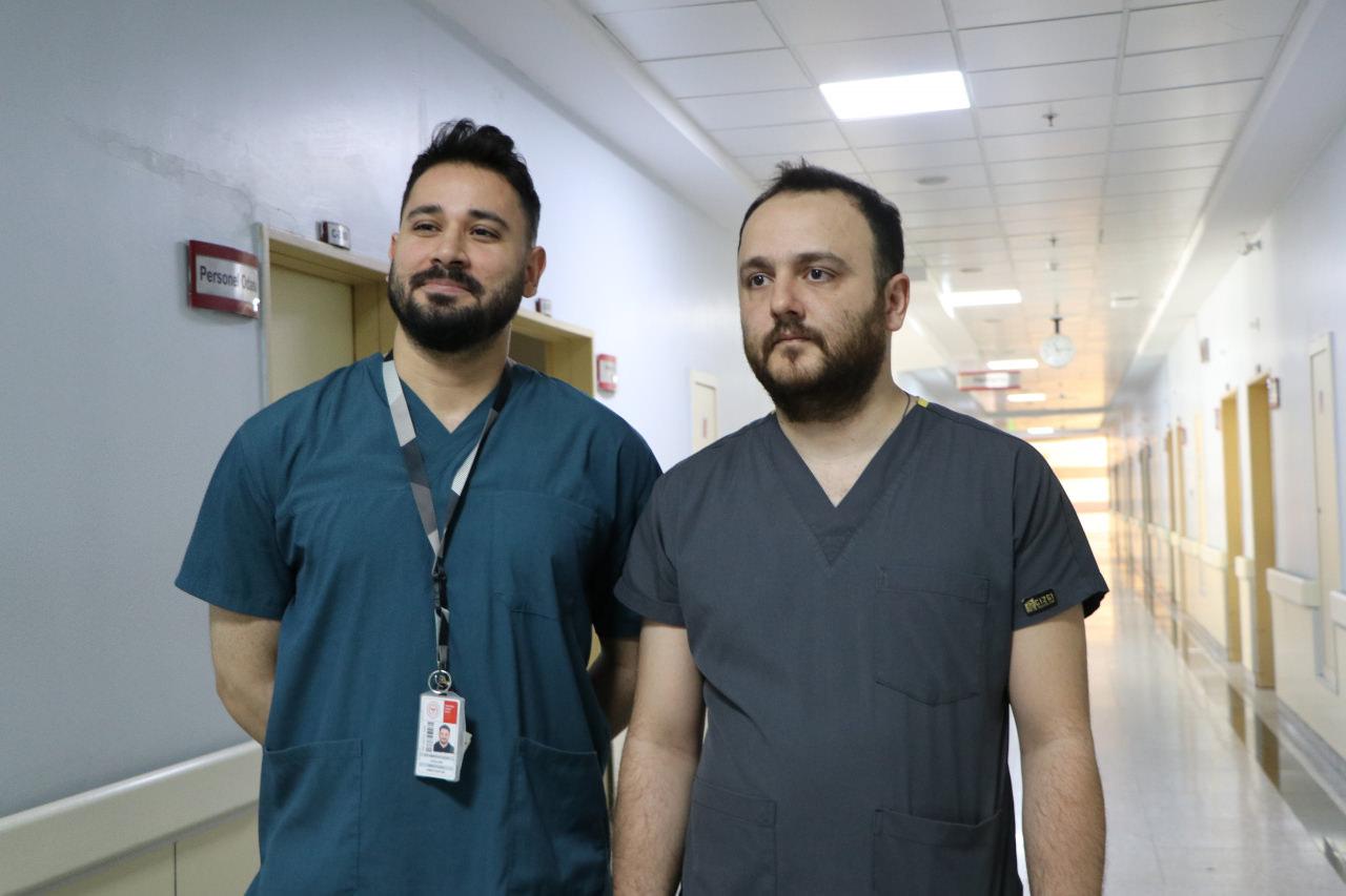 SBÜ Van Eğitim ve Araştırma Hastanesi’nde, 35 haftalık hamile Bircan Kolak'a, görme kaybına yol açan beyin tümörü nedeniyle eş zamanlı sezaryen ve beyin cerrahisi operasyonu gerçekleştirildi. 