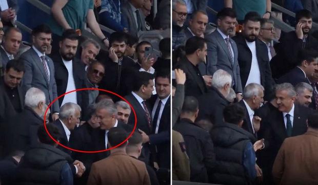 Dikkat &ccedil;eken g&ouml;r&uuml;nt&uuml;: Ahmet T&uuml;rk, kendisi yerine kayyum atanan Vali Akkoyun ile yan yana 
