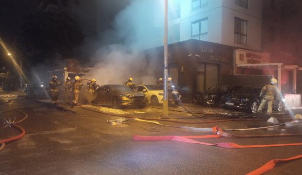 Kadık&ouml;y'de gece yarısı dehşet: Galeri &ouml;n&uuml;ndeki ara&ccedil;lar alev alev yandı