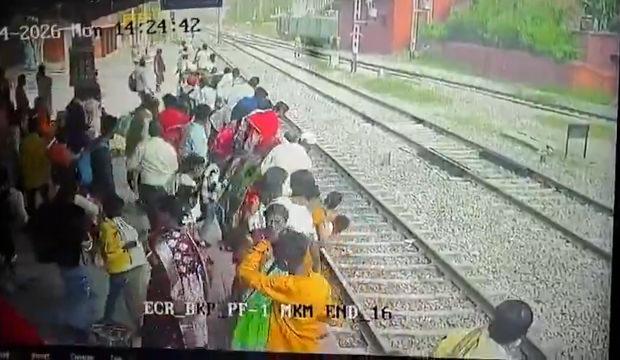 Hindistan'da raylardan ge&ccedil;meye &ccedil;alışan iki kadın feci şekilde hayatını kaybetti
