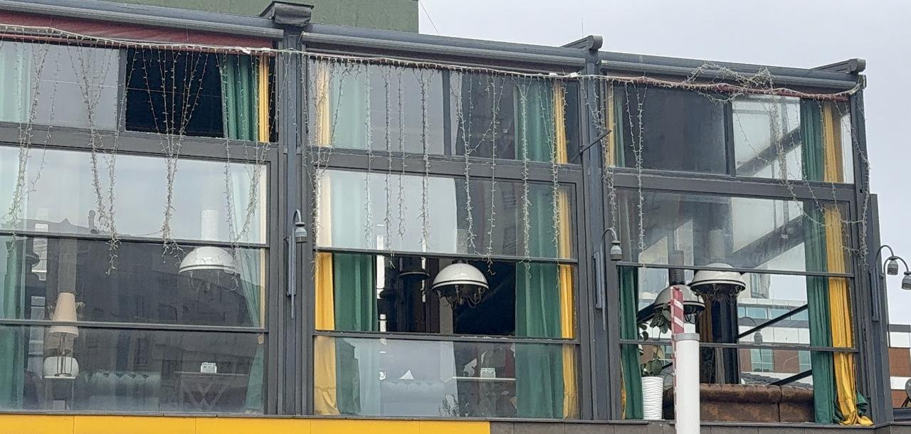 Esenyurt'ta 17 yaşındaki saldırgan işyerini kurşunladı, üzerinden el bombası çıktı.