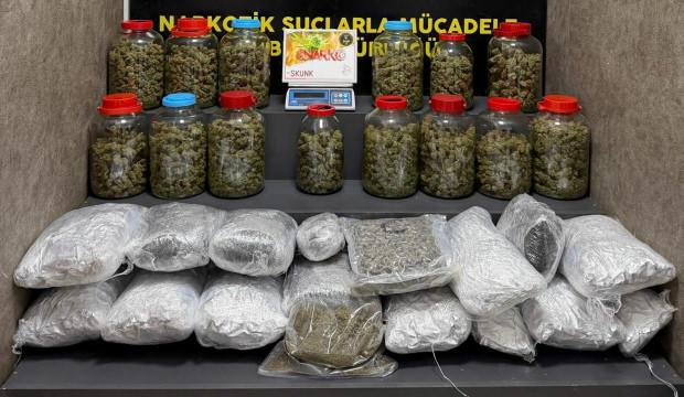 İzmir'de 39 kilo kokain, 21 kilo skunk ele ge&ccedil;irildi; 4 tutuklama