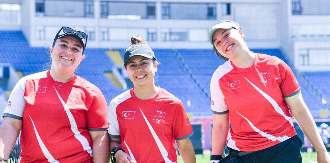 Hazal Burun, Emine Rabia Oğuz ve Defne Çakmak'tan oluşan makaralı yay kadın takımı