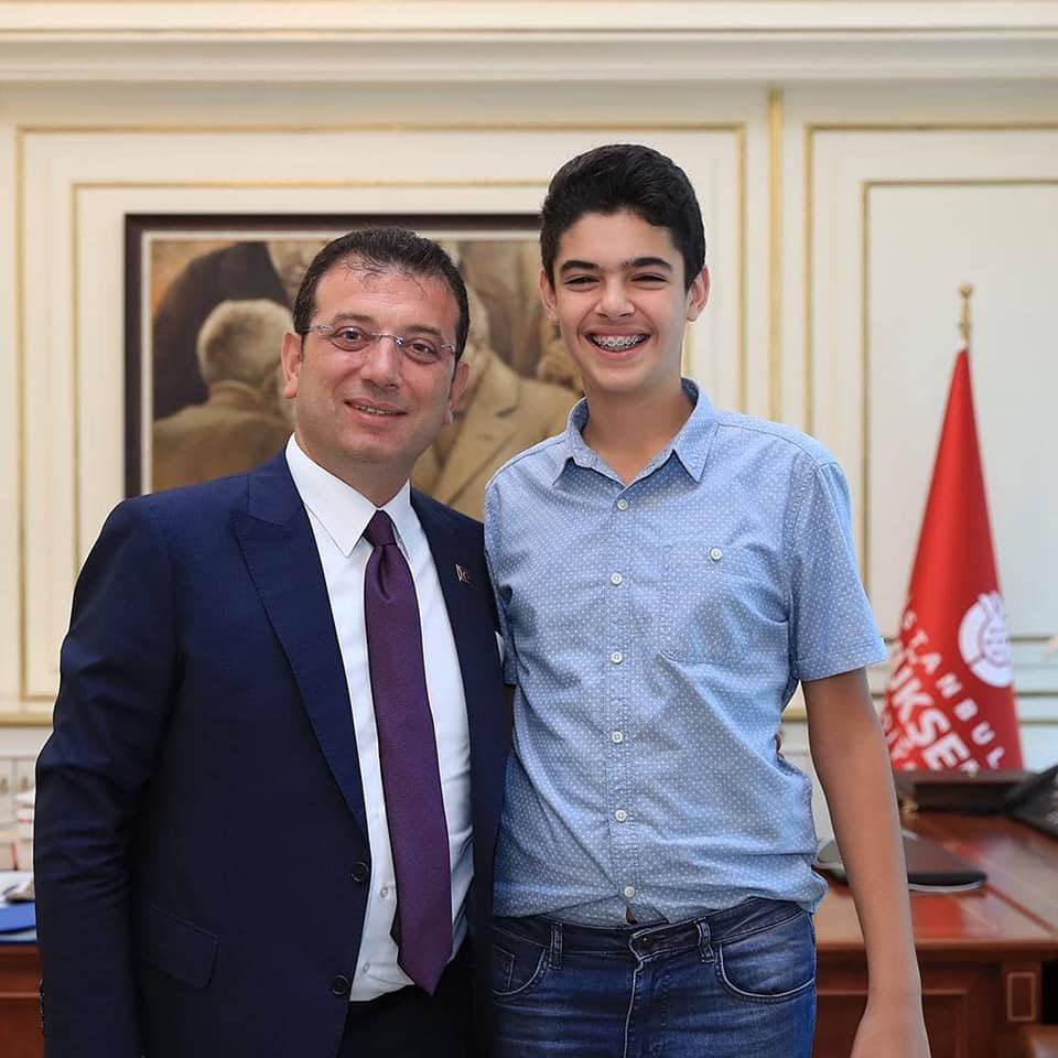 Berkay Gezgin ve İstanbul Büyükşehir Belediyesi'nin görevden uzaklaştırılan eski başkanı Ekrem İmamoğlu. İmamoğlu, 'Asrın Yolsuzluğu' davasında 'örgüt lideri' sıfatıyla yargılanıyor.