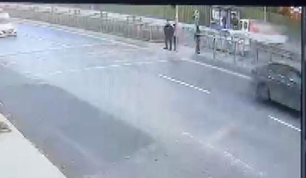 K&uuml;&ccedil;&uuml;k&ccedil;ekmece'de otob&uuml;s durağında bekleyen m&uuml;hendisi hayattan koparan kaza kamerada