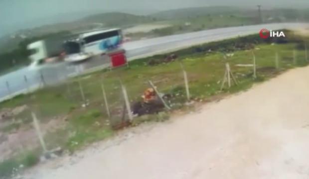 Malatya'da yolcu otob&uuml;s&uuml;n&uuml;n şarampole yuvarlandığı anlar ortaya &ccedil;ıktı: 3 &ouml;l&uuml;, 22 yaralı
