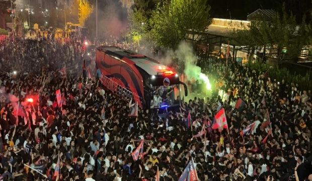 Mardin taraftarları şampiyon takımlarını b&uuml;y&uuml;k coşkuyla karşıladı!