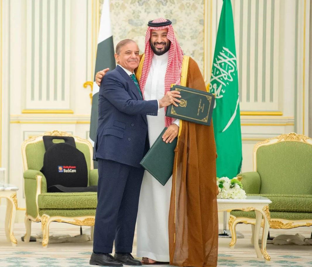 Suudi Arabistan Veliaht Prensi Muhammed bin Selman ve Pakistan Başbakanı Şehbaz Şerif, 2025 yılının Eylül ayında iki ülke arasında stratejik karşılıklı savunma anlaşması imzaladı. İki ülkenin ilan ettiği anlaşmada, 'Taraflardan herhangi birine yönelik saldırı, her iki tarafa yapılmış sayılacaktır.' denildi.