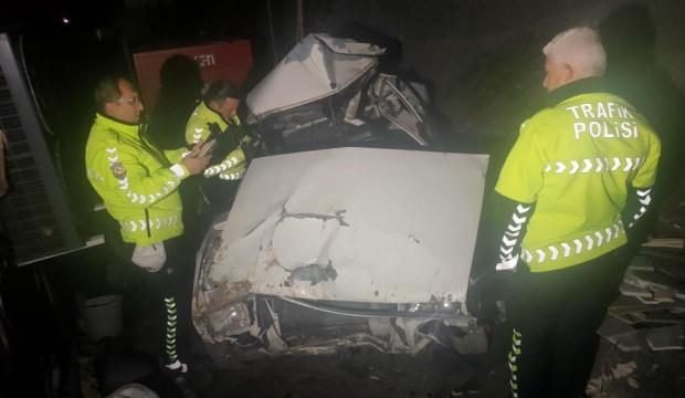 Otomobil 50 metreden şarampole u&ccedil;tu: 2 kişi ara&ccedil;tan atlayarak kurtuldu