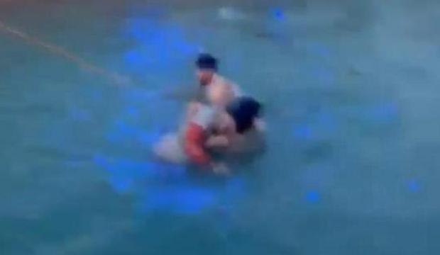 Otomobil kanala devrildi: 2 kadını vatandaşlar kurtardı