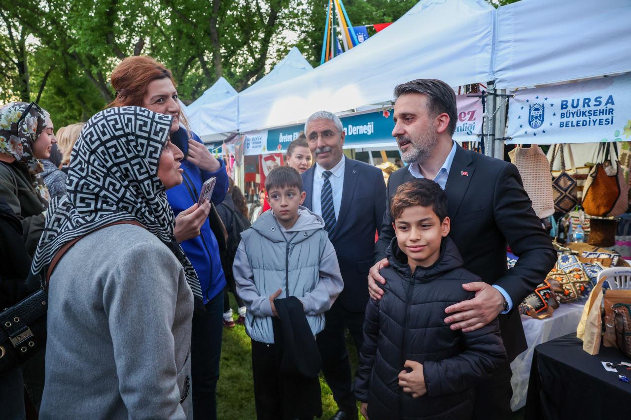  Bursa Büyükşehir Belediyesi Başkan Vekili Şahin Biba, vatandaşlar ile sohbet ediyor.