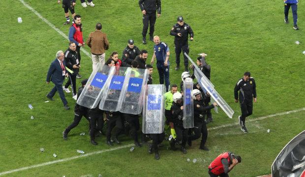 Play-off ma&ccedil;ında saha karıştı! Soyunma odasına polis kalkanlarıyla gittiler