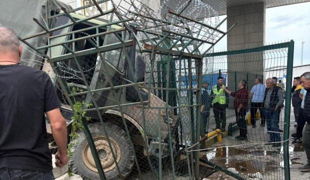 Sınır Kapısında askeri ara&ccedil; duvara &ccedil;arptı; 2 asker yaralı